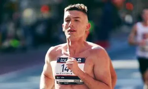 Runner đính số bib lên người dự New York City Marathon Runner đính số bib lên người dự New York City Marathon