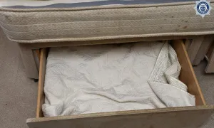 Mẹ giấu con trong ngăn kéo giường suốt ba năm Mẹ giấu con trong ngăn kéo giường suốt ba năm