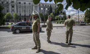 Những sĩ quan 'tuyển lính như bắt cóc' tại Ukraine Những sĩ quan 'tuyển lính như bắt cóc' tại Ukraine