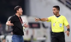 HLV Kim Sang-sik: 'Trọng tài không khuyên Thái Lan để Việt Nam ghi bàn' HLV Kim Sang-sik: 'Trọng tài không khuyên Thái Lan để Việt Nam ghi bàn'