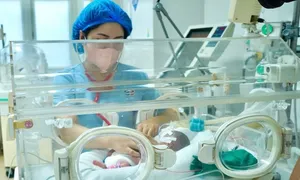 Hơn 100 ngày nuôi sống bé sinh non nặng 550 g Hơn 100 ngày nuôi sống bé sinh non nặng 550 g