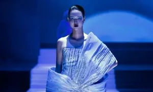 Đầm xa xỉ của nhà mốt Singapore trên sàn diễn Hà Nội